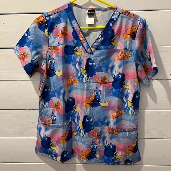 💙 Bundle de 3 hauts de scrub Disney - Taille S
Disney Scrub Top Bundle - Size S - Picture 3 of 8